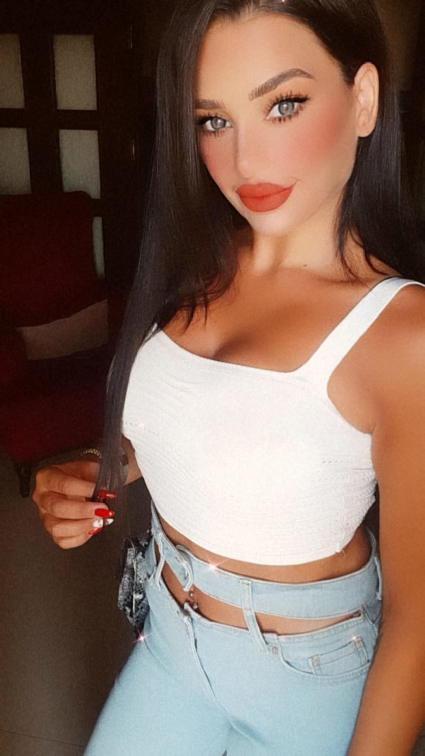 layal-lebanese-escort-in-al-manama-whatsapp-small-1