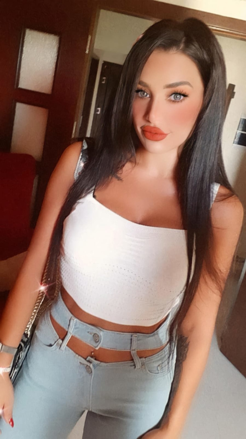 layal-lebanese-escort-in-al-manama-whatsapp-small-3